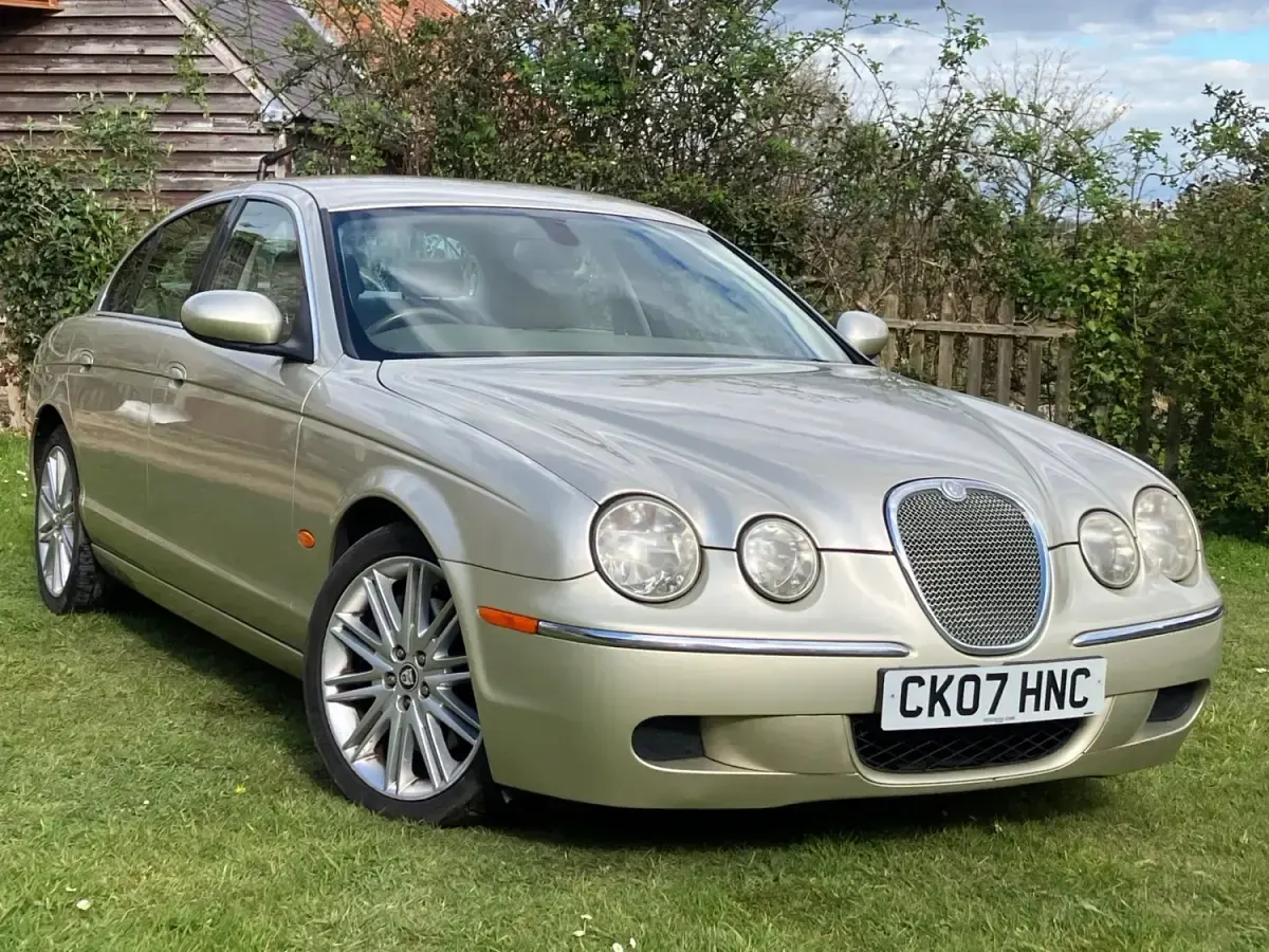 Begagnad Jaguar S-Type SE 207 HK (152 kW) 2007 Guld Sedan