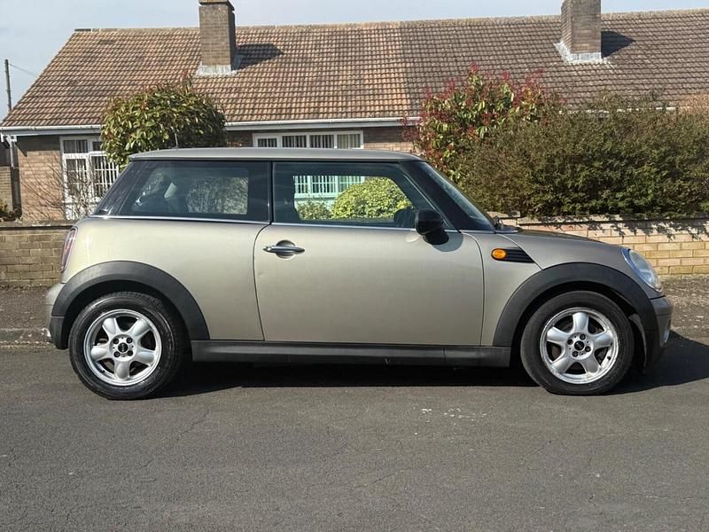 Begagnad Mini ONE Hatch 2007 Silver Halvkombi