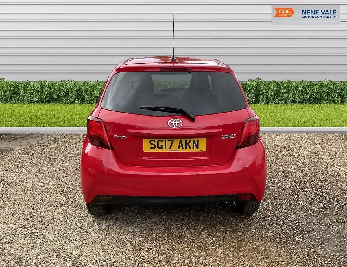 Used Toyota Yaris 99 HP (72 kW) 2017 Red Hatchback
