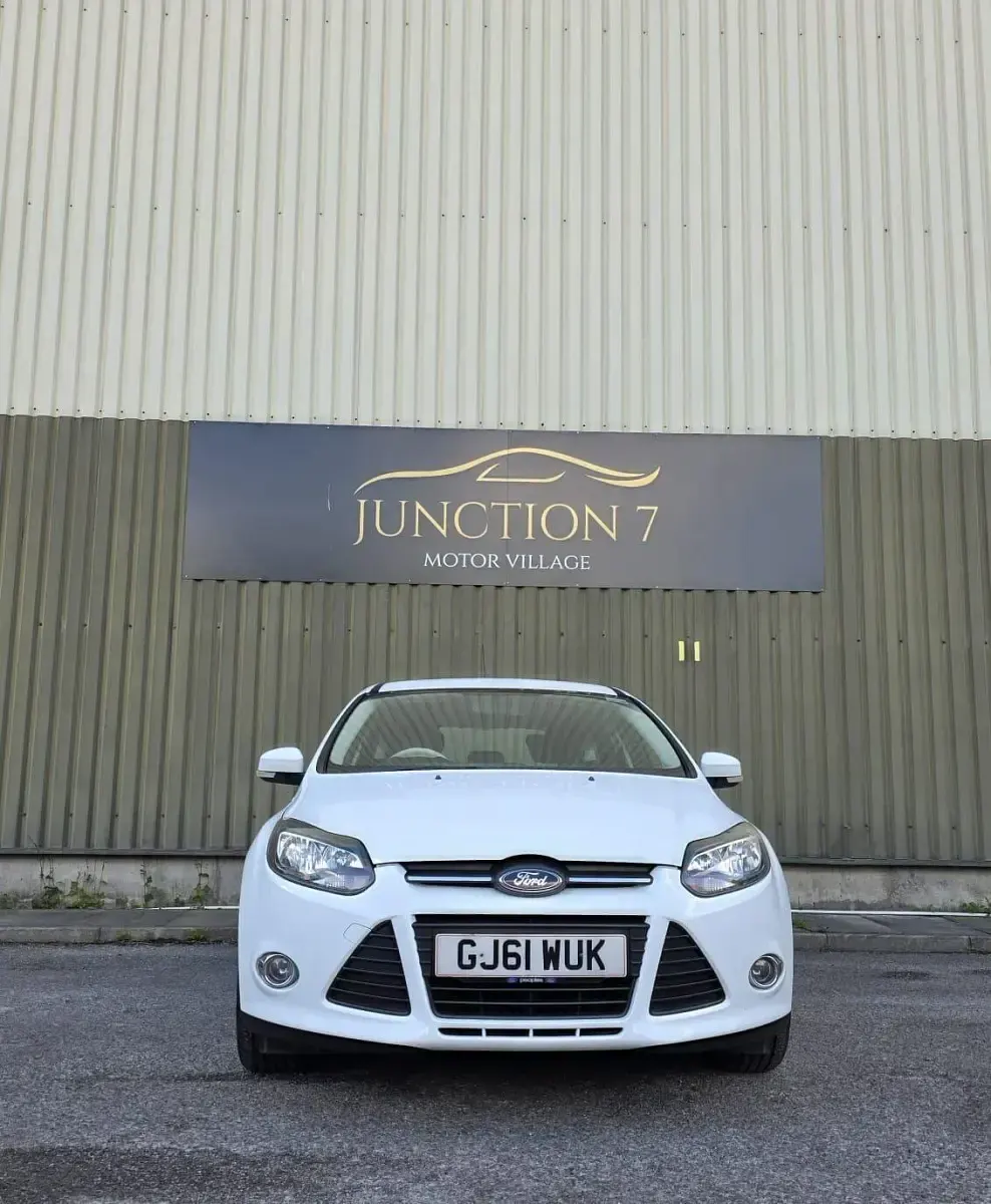 Used Ford Focus Zetec 125 HP (91 kW) 2011 White Hatchback