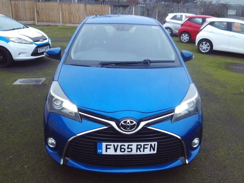 Used Toyota Yaris 99 HP (72 kW) 2015 Blue Hatchback