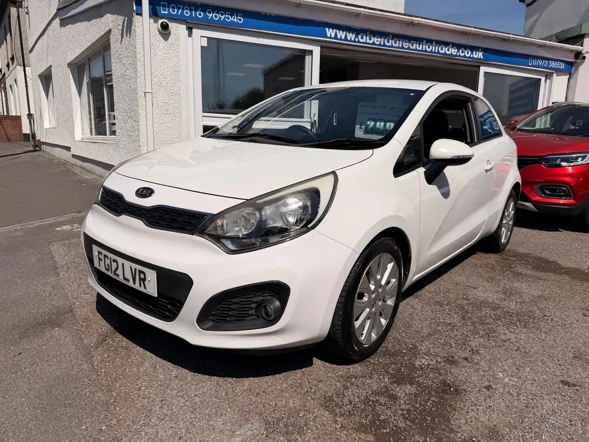 Used Kia Rio 84 HP (61 kW) 2012 White Hatchback