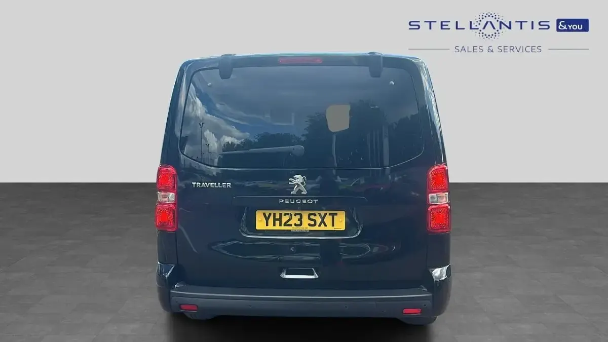 Used Peugeot Traveller Allure 143 HP (105 kW) 2023 Black MPV