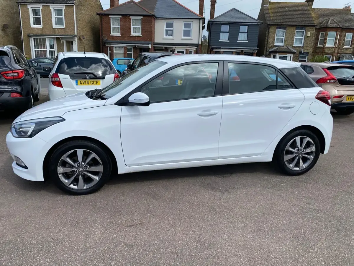 Używany Hyundai i20 SE 100 KM (73 kW) 2015 Biały Hatchback