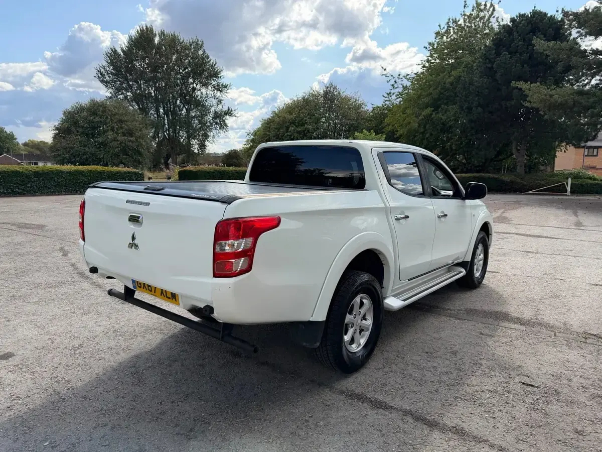 Used Mitsubishi L200 2017 White Pickup