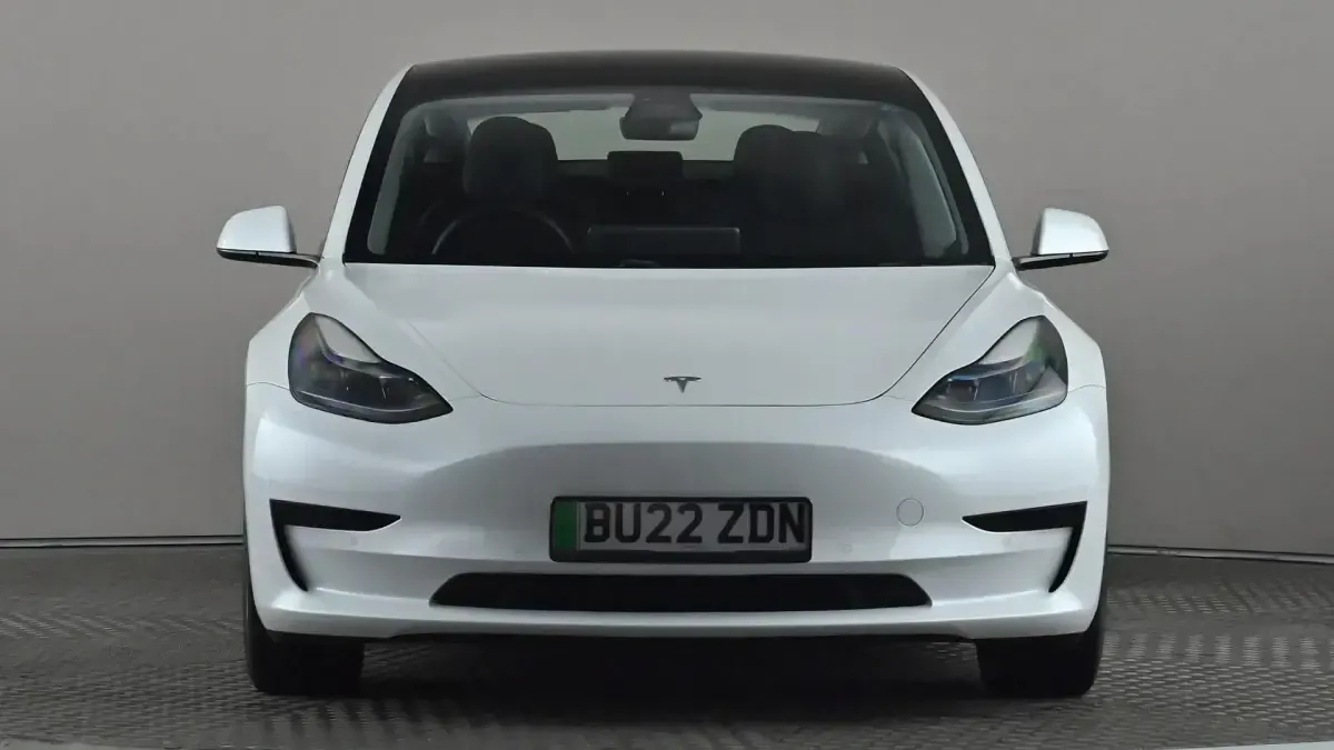 Używany Tesla Model 3 Standard Range 180 kW (245 KM) 2022 Biały Sedan/Limuzyna