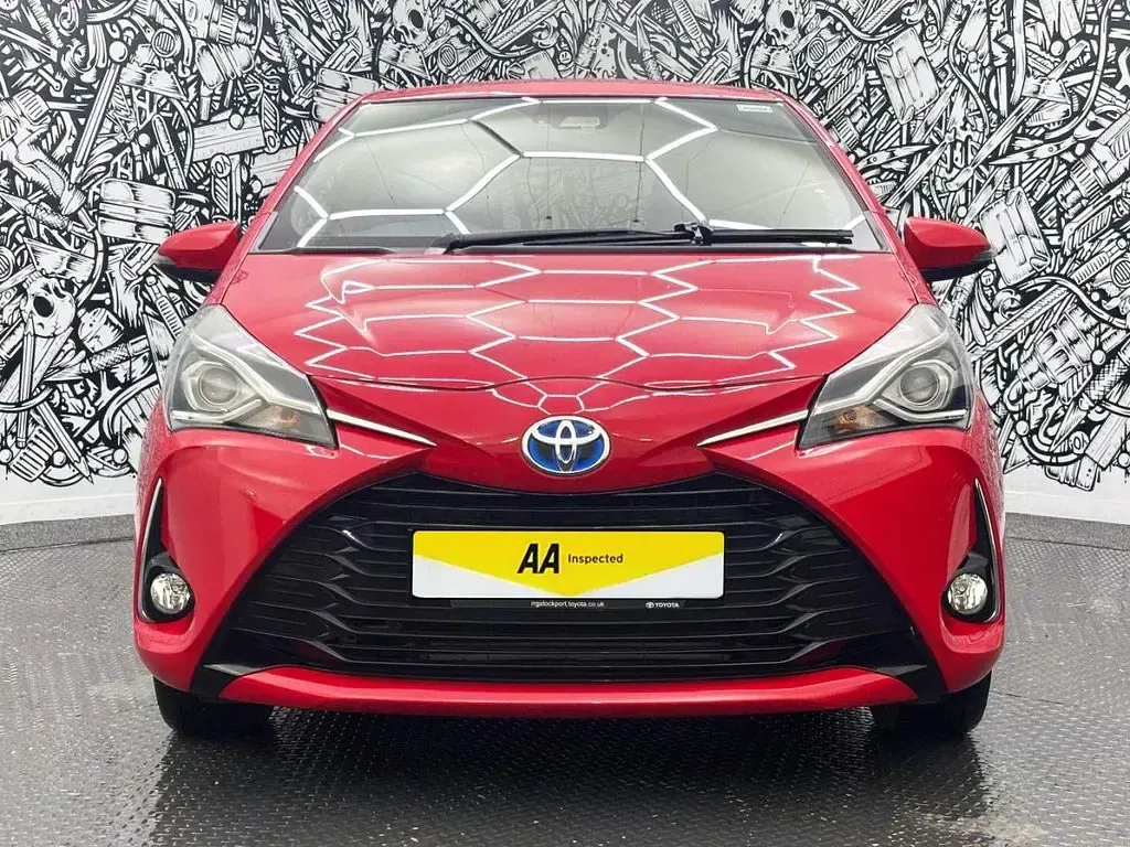 Used Toyota Yaris 100 HP (73 kW) 2018 Red Hatchback