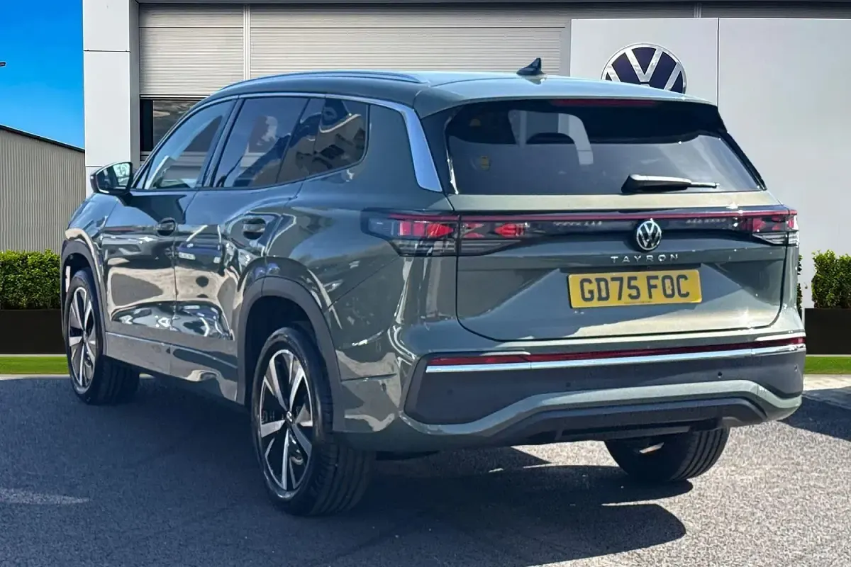 Nouă VW Touran Elegance 150 CP (110 kW) 2026 Verde Monovolum
