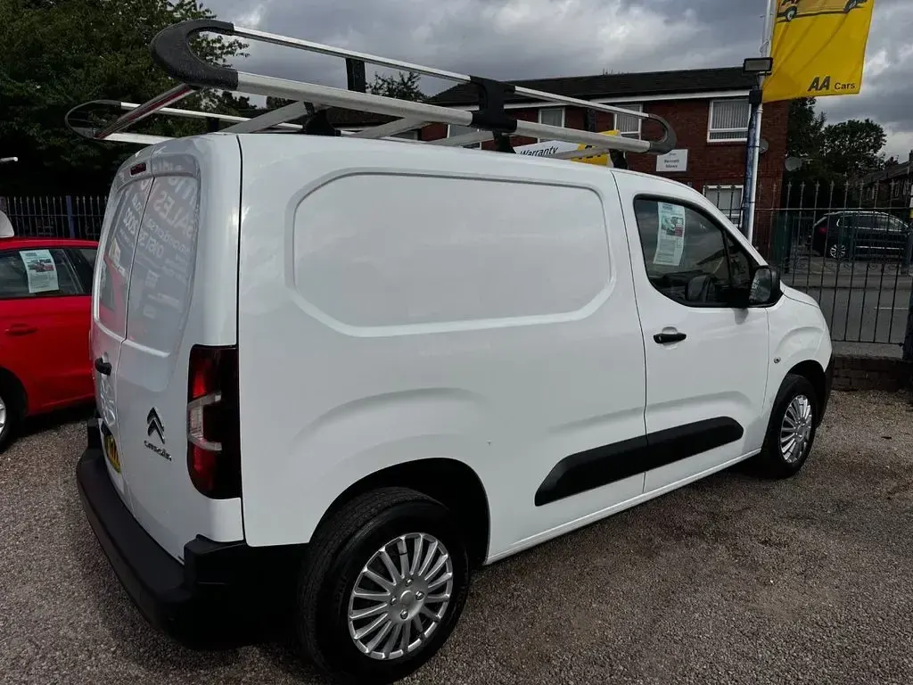 Used Citroën Berlingo Start 75 HP (55 kW) 2021 White MPV