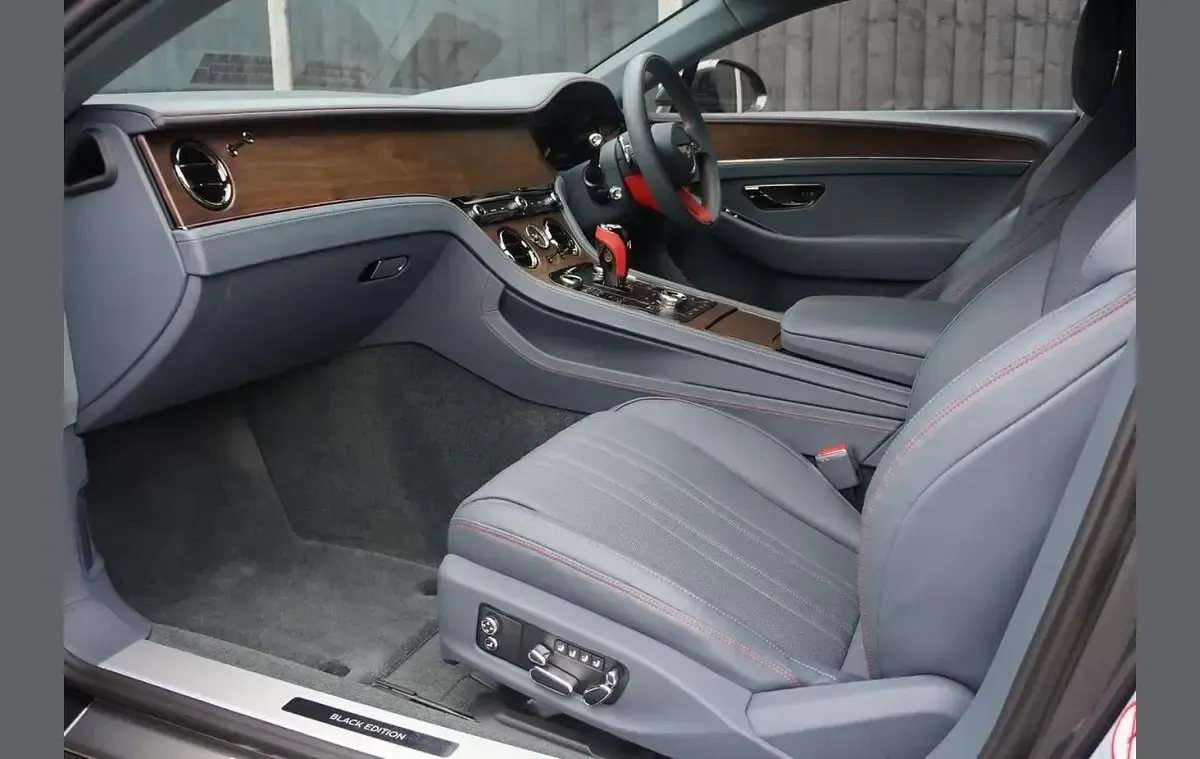 Begagnad Bentley Continental 670 HK (492 kW) 2025 Grå Sportkupé