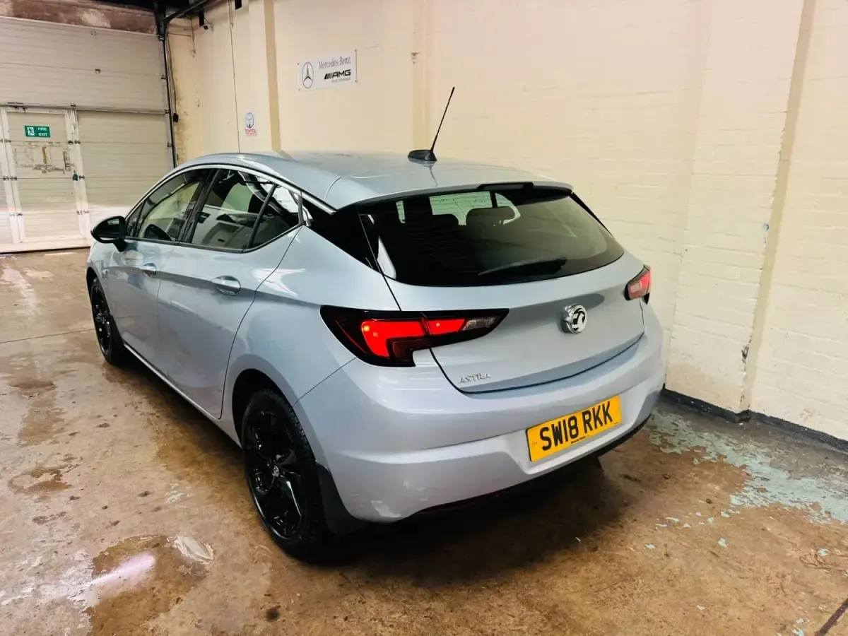 Używany Vauxhall Astra SRi 2018 Srebrny Hatchback