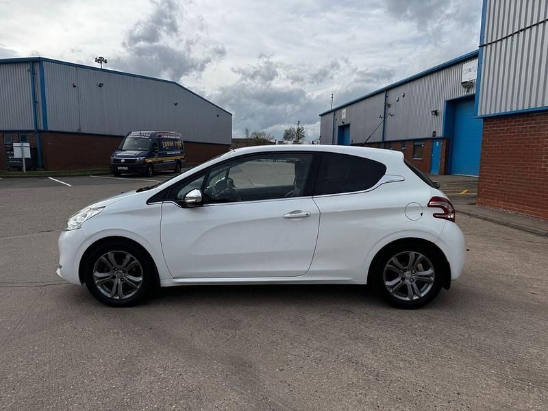 Used Peugeot 208 Allure 82 HP (60 kW) 2013 White Hatchback
