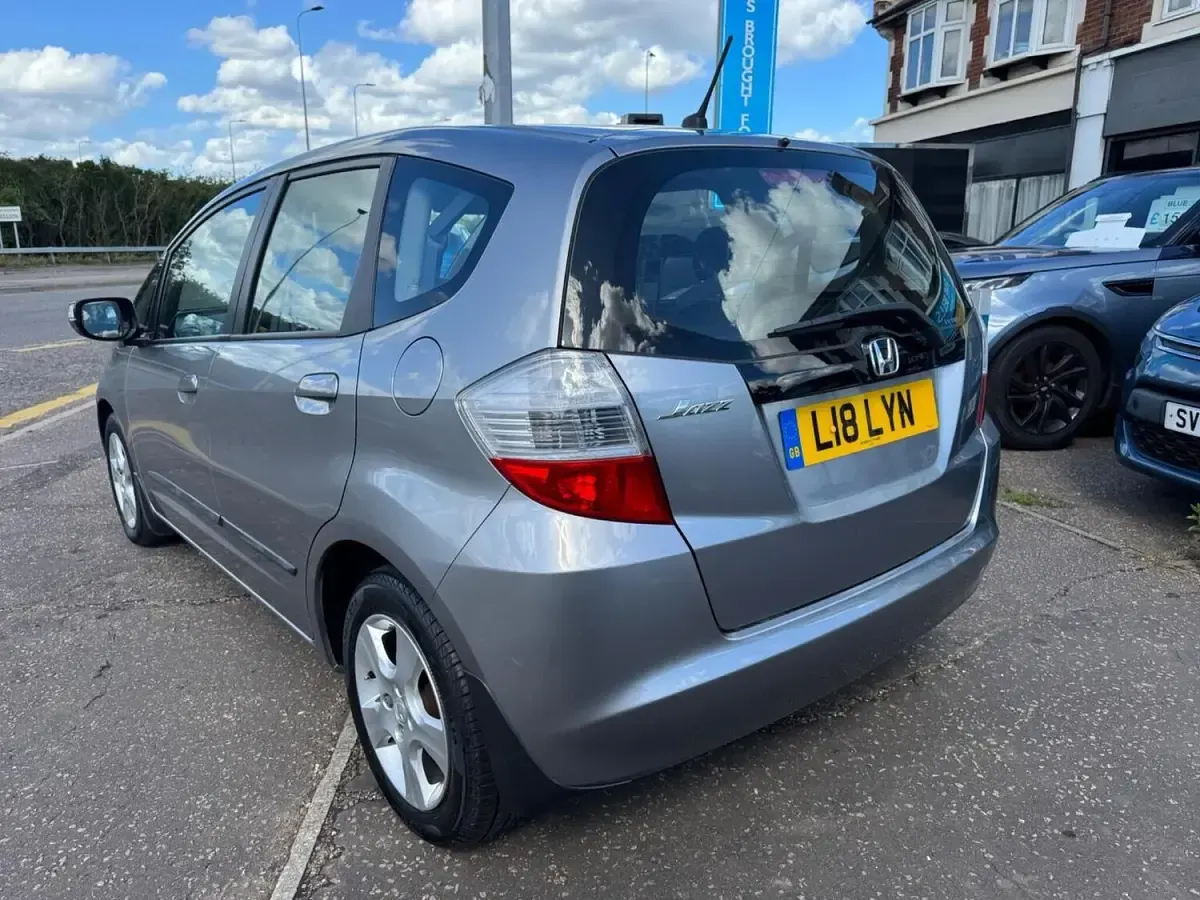 Used Honda Jazz ES 100 HP (73 kW) 2010 Silver Hatchback