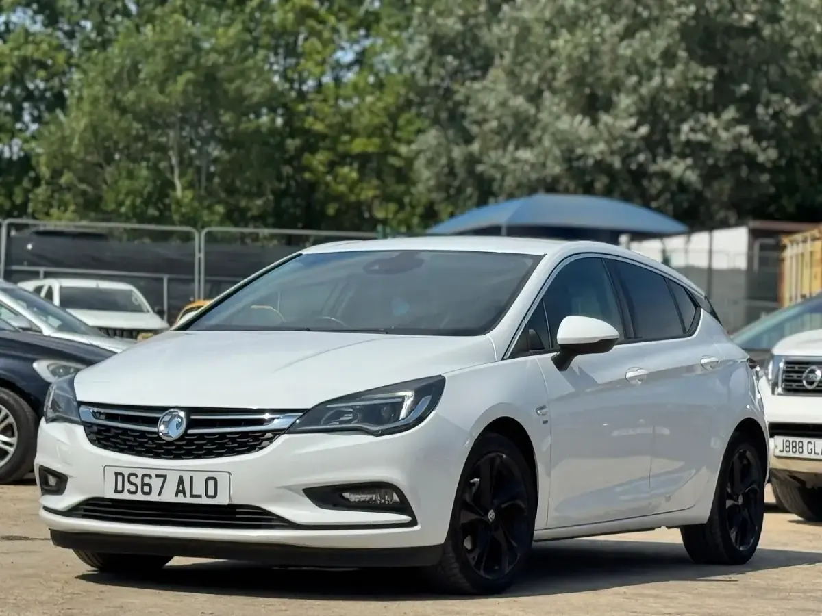 Used Vauxhall Astra SRi 110 HP (80 kW) 2018 White Hatchback