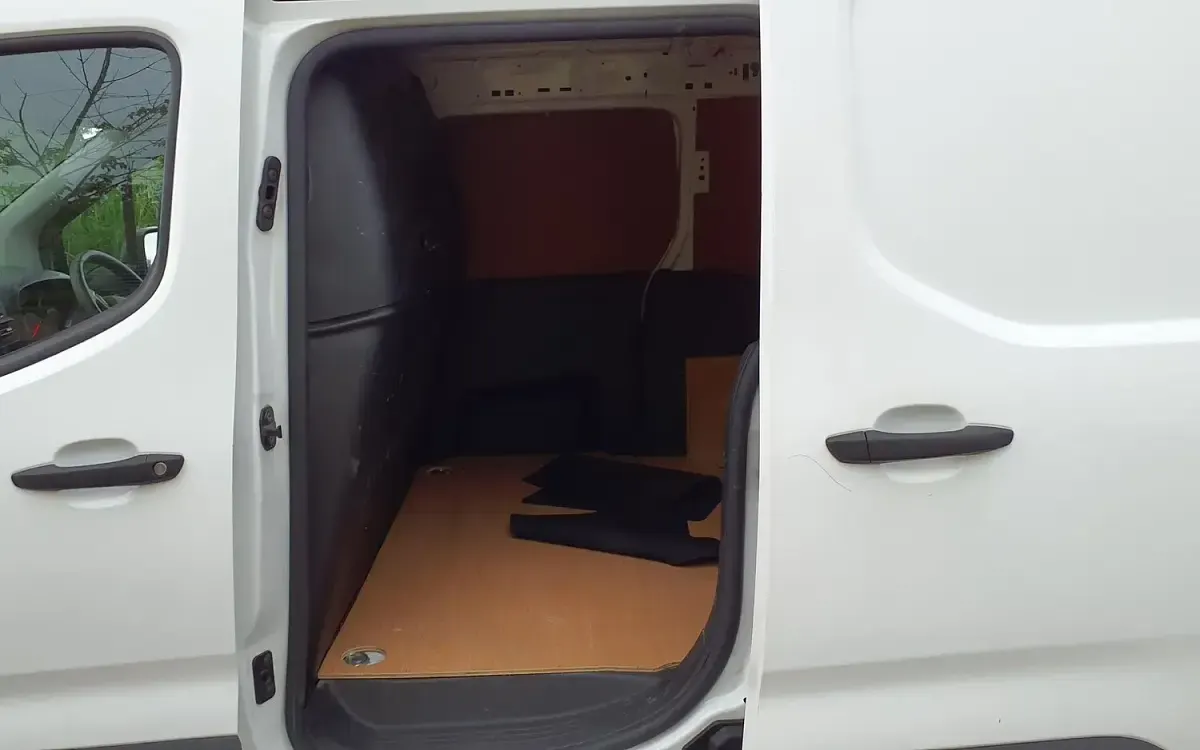 Used Vauxhall Combo 100 HP (73 kW) 2021 White MPV