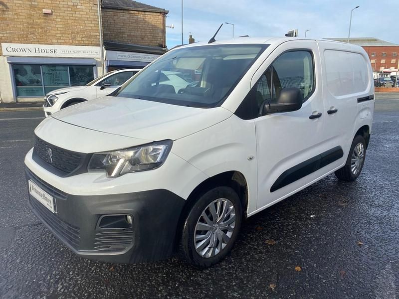 Begagnad Peugeot Partner 131 HK (96 kW) 2021 Vit Minibuss