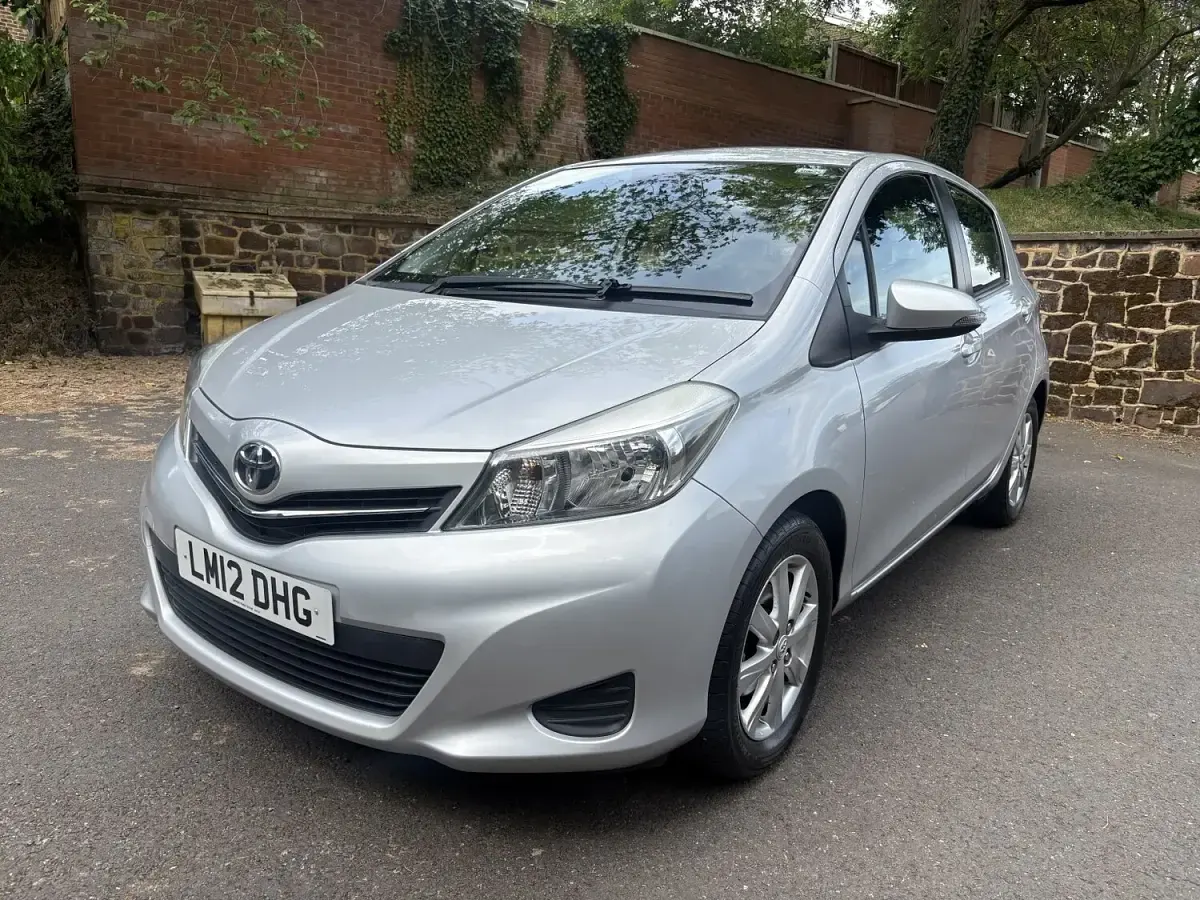 Used Toyota Yaris Multidrive S 101 HP (74 kW) 2012 Silver Hatchback