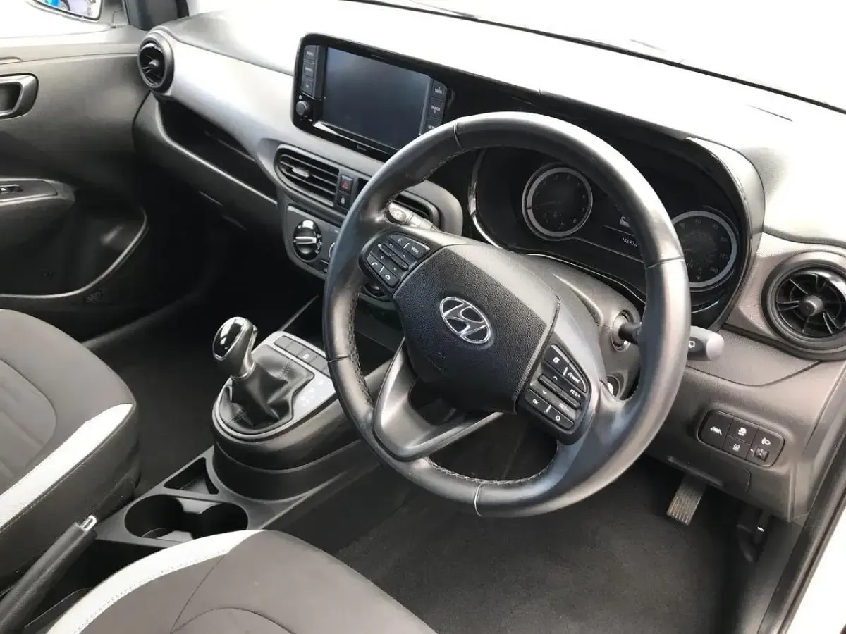 Used Hyundai i10 SE 84 HP (61 kW) 2022 White Hatchback