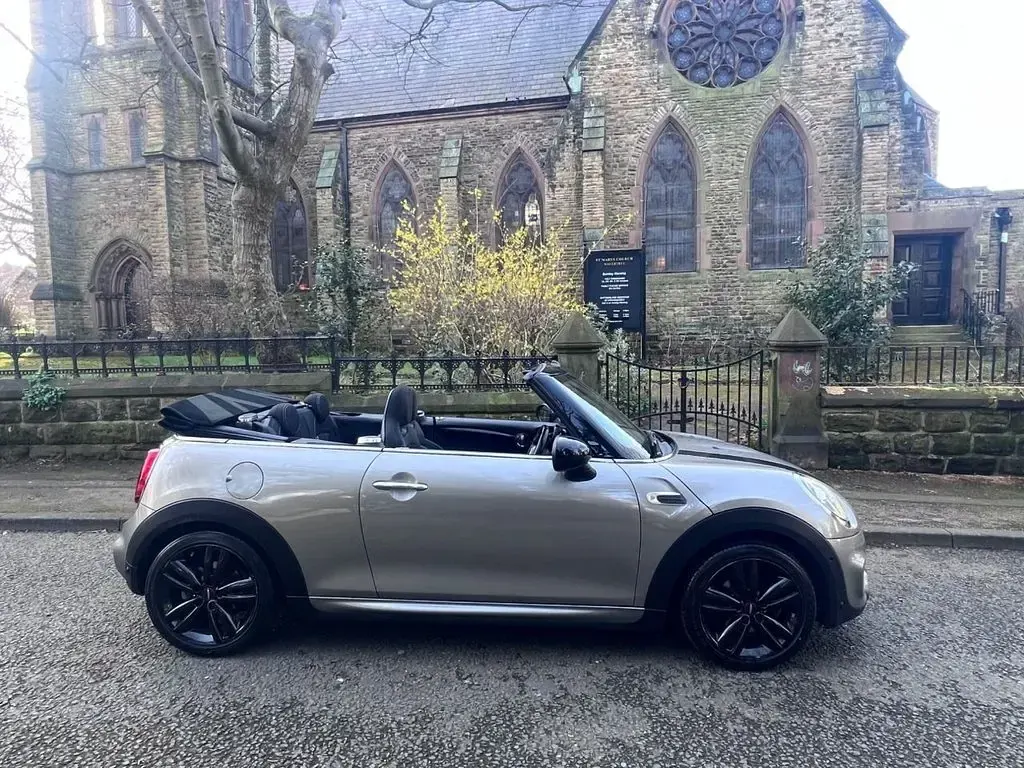 Begagnad Mini Cooper Cabriolet Sport 136 HK (100 kW) 2019 Silver Cab