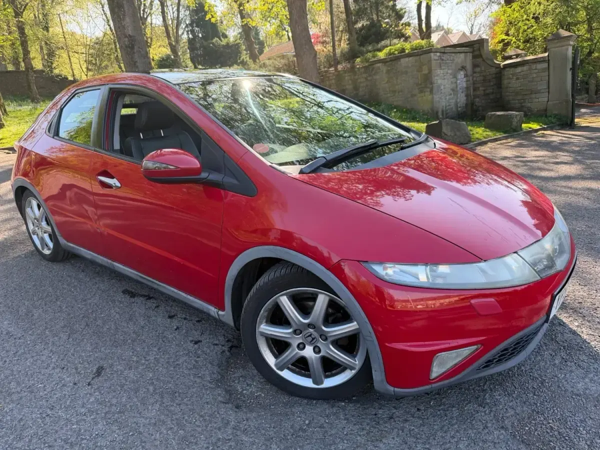 Begagnad Honda Civic EX 140 HK (102 kW) 2006 Röd Halvkombi