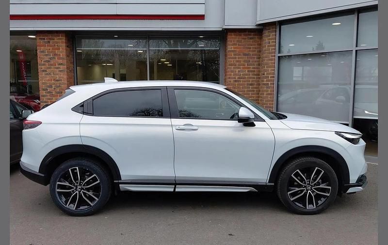 Used Honda HR-V Elegance 152 HP (111 kW) 2022 Platinum white SUV