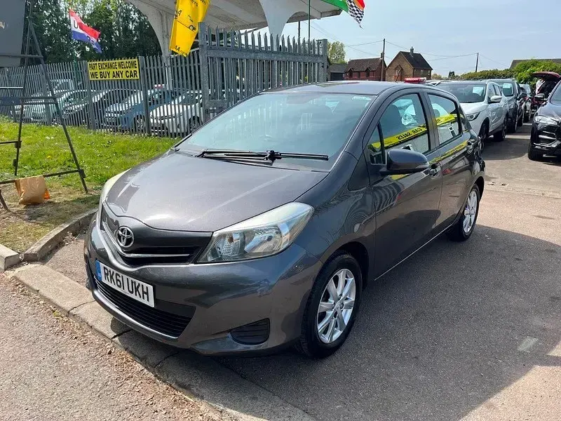 Usado Toyota Yaris 99 HP (72 kW) 2012 Cinzento Citadino