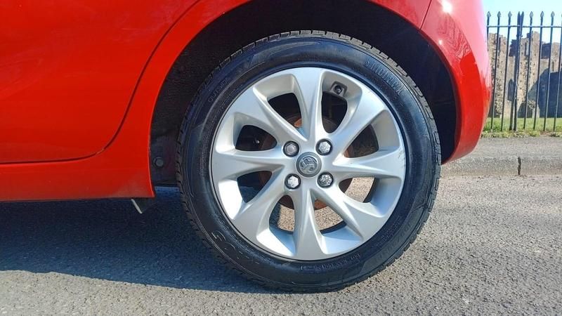 Używany Vauxhall Viva 75 KM (55 kW) 2017 Czerwony Hatchback