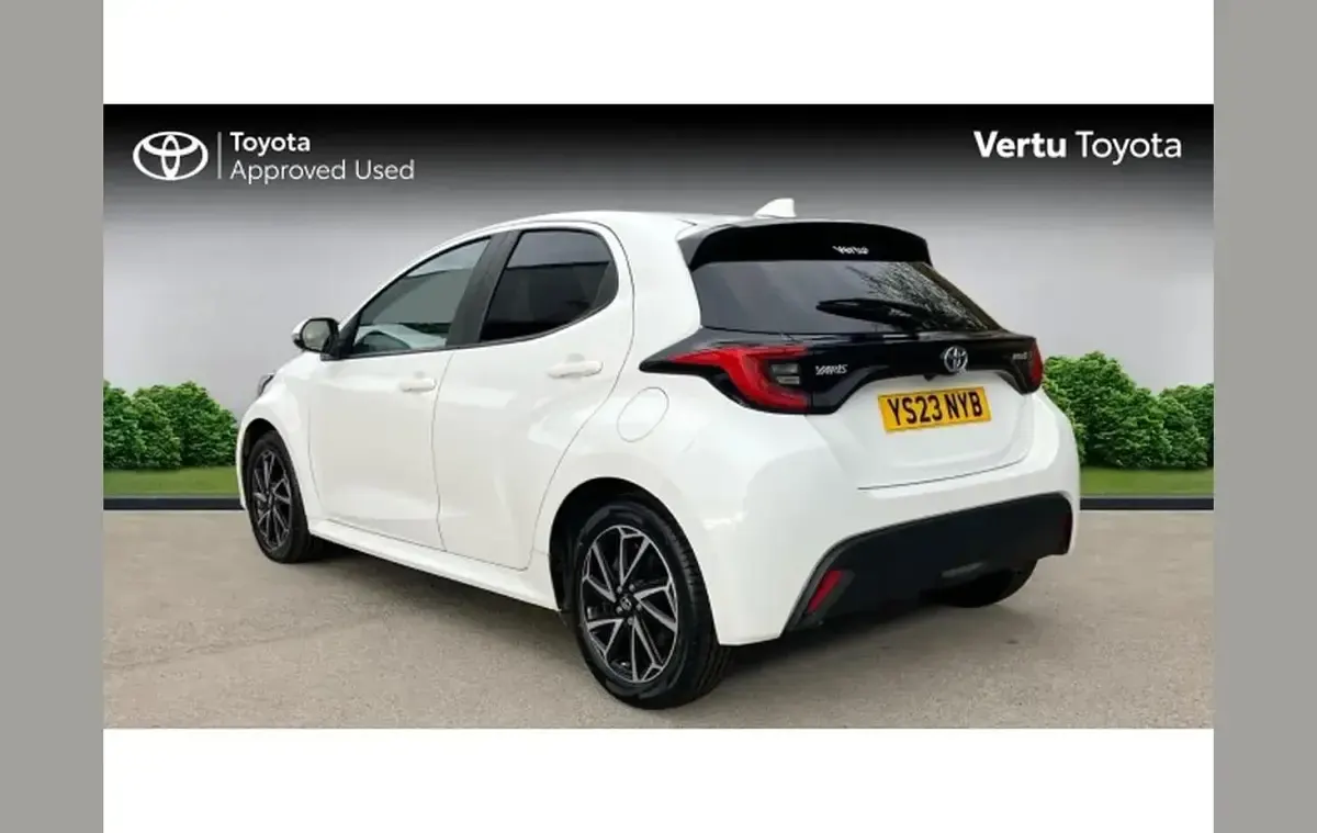 Used Toyota Yaris Hybrid Design 113 HP (83 kW) 2023 White Hatchback
