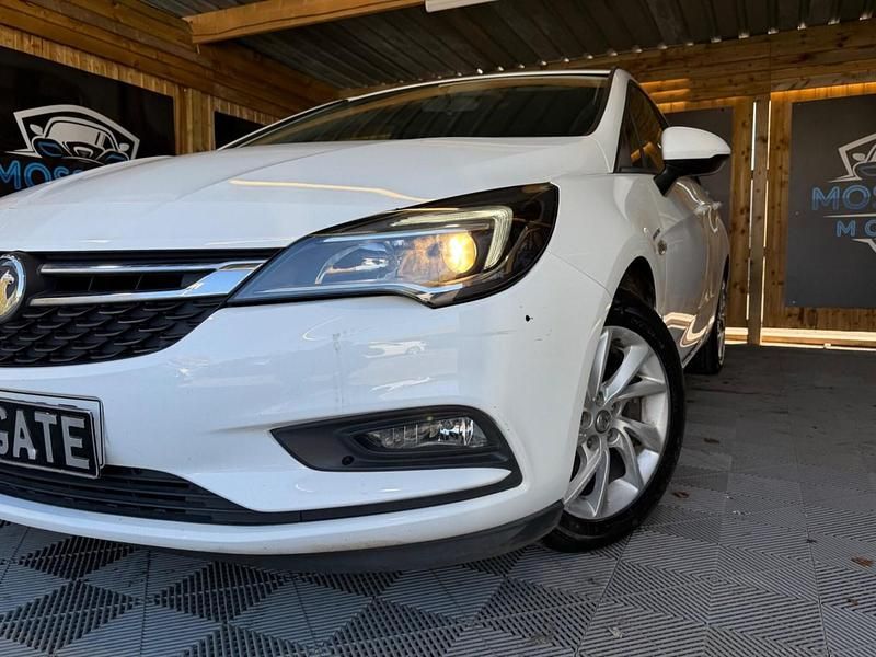 Used Vauxhall Astra Design Edition 110 HP (80 kW) 2018 White Estate