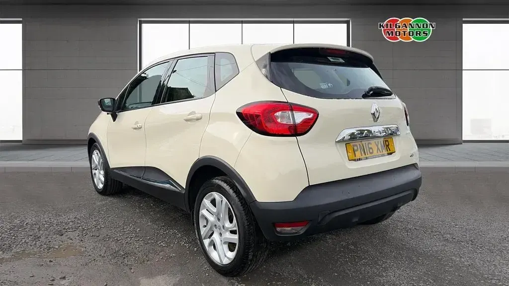 Used Renault Captur Dynamique 90 HP (66 kW) 2016 White SUV