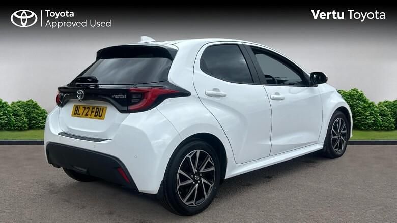 Used Toyota Yaris Hybrid Design 116 HP (85 kW) 2022 White Hatchback