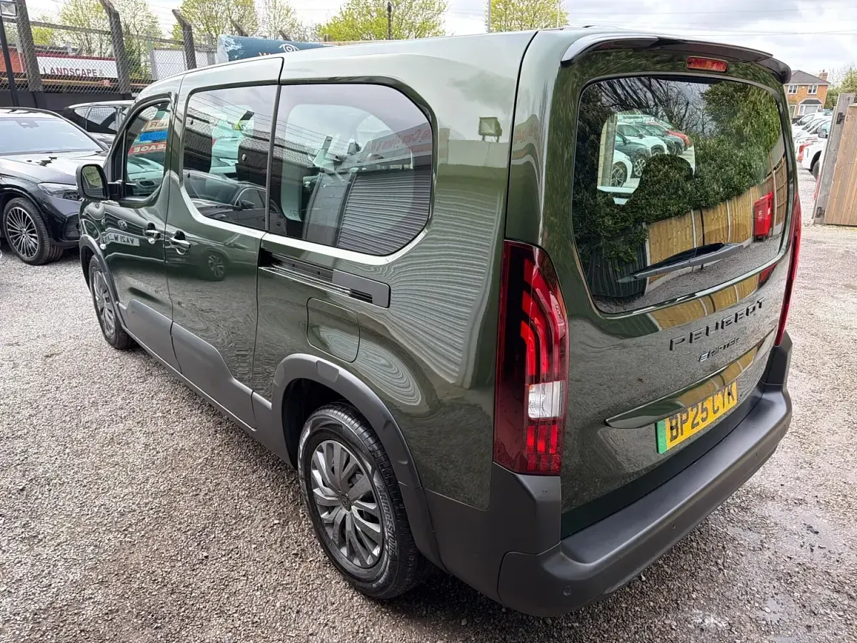 Nouă Peugeot e-Rifter Allure 100 kW (136 CP) 2025 Verde Monovolum