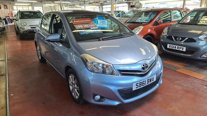 Used Toyota Yaris 101 HP (74 kW) 2012 Blue Hatchback