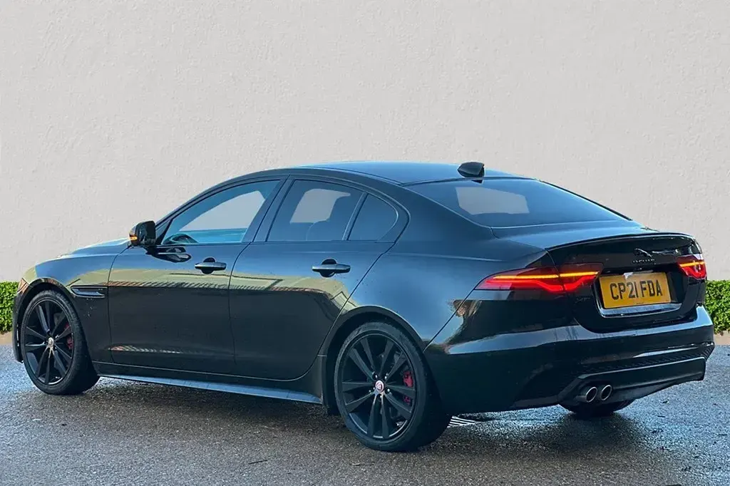 Usado Jaguar XE R-Dynamic 204 HP (150 kW) 2021 Preto Sedan