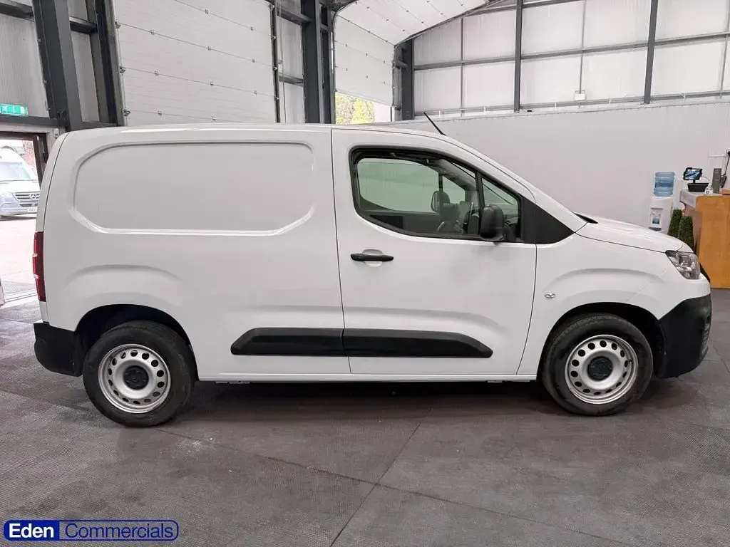 Used Citroën Berlingo 100 HP (73 kW) 2023 White MPV