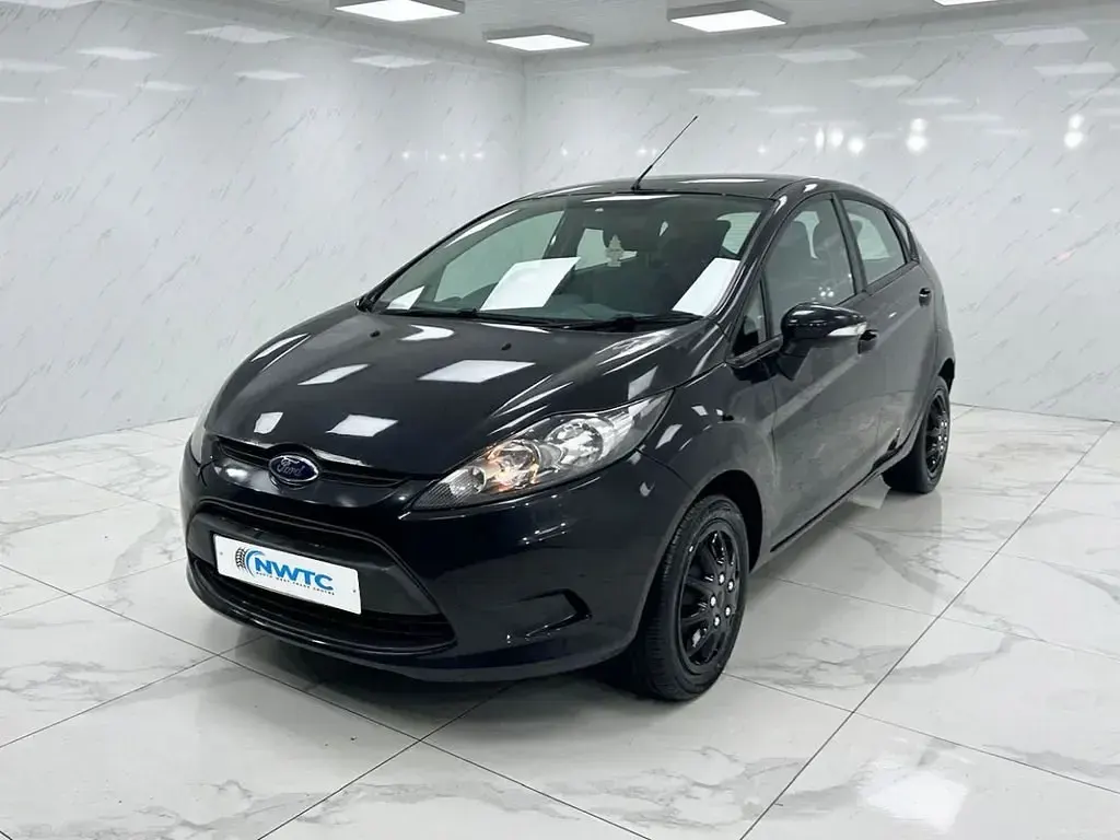 Begagnad Ford Fiesta 2010 Svart Halvkombi