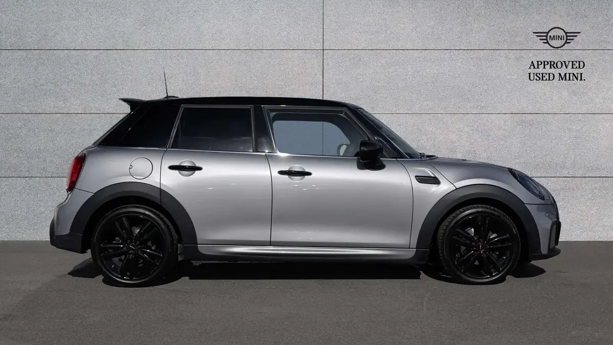 Usado Mini Cooper Hatch 134 HP (98 kW) 2023 Prateado Citadino