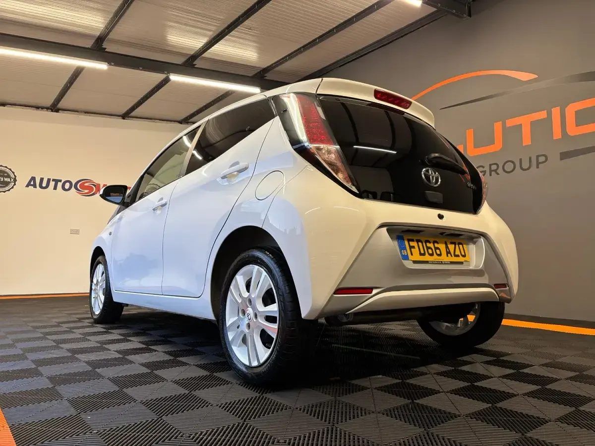 Used Toyota Aygo X-pure 69 HP (50 kW) 2016 White Hatchback