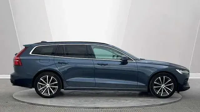 Used Volvo V60 Momentum 194 HP (142 kW) 2021 Blue Estate
