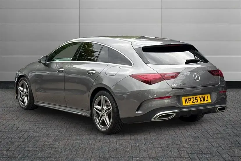 Usado Mercedes CLA200 Executive 163 HP (119 kW) 2025 Cinzento Carrinha