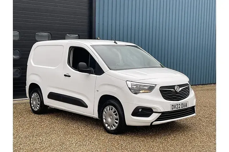 Begagnad Vauxhall Combo Sportive 100 HK (73 kW) 2022 Vit Minibuss