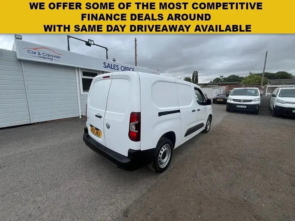 Used Vauxhall Combo 100 HP (73 kW) 2021 White MPV