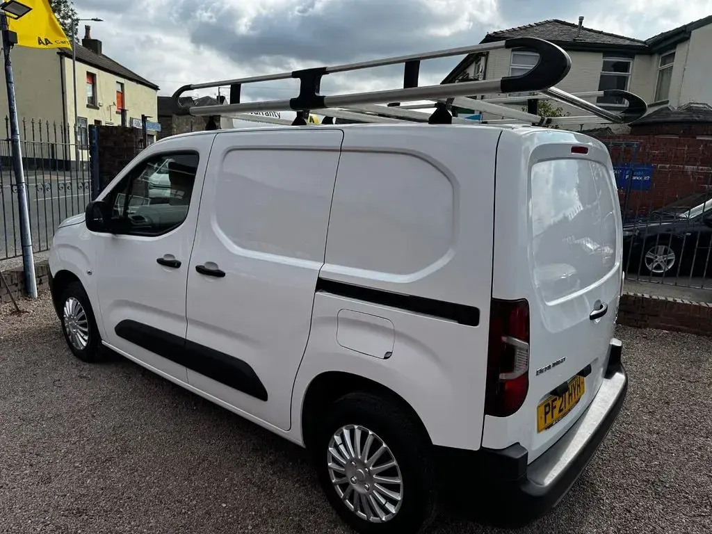 Used Citroën Berlingo Start 75 HP (55 kW) 2021 White MPV