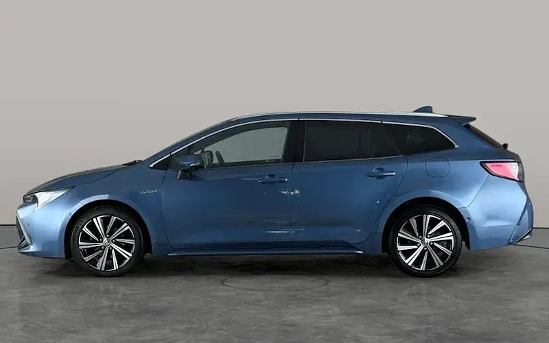 Used Toyota Corolla Design 122 HP (89 kW) 2021 Blue Estate