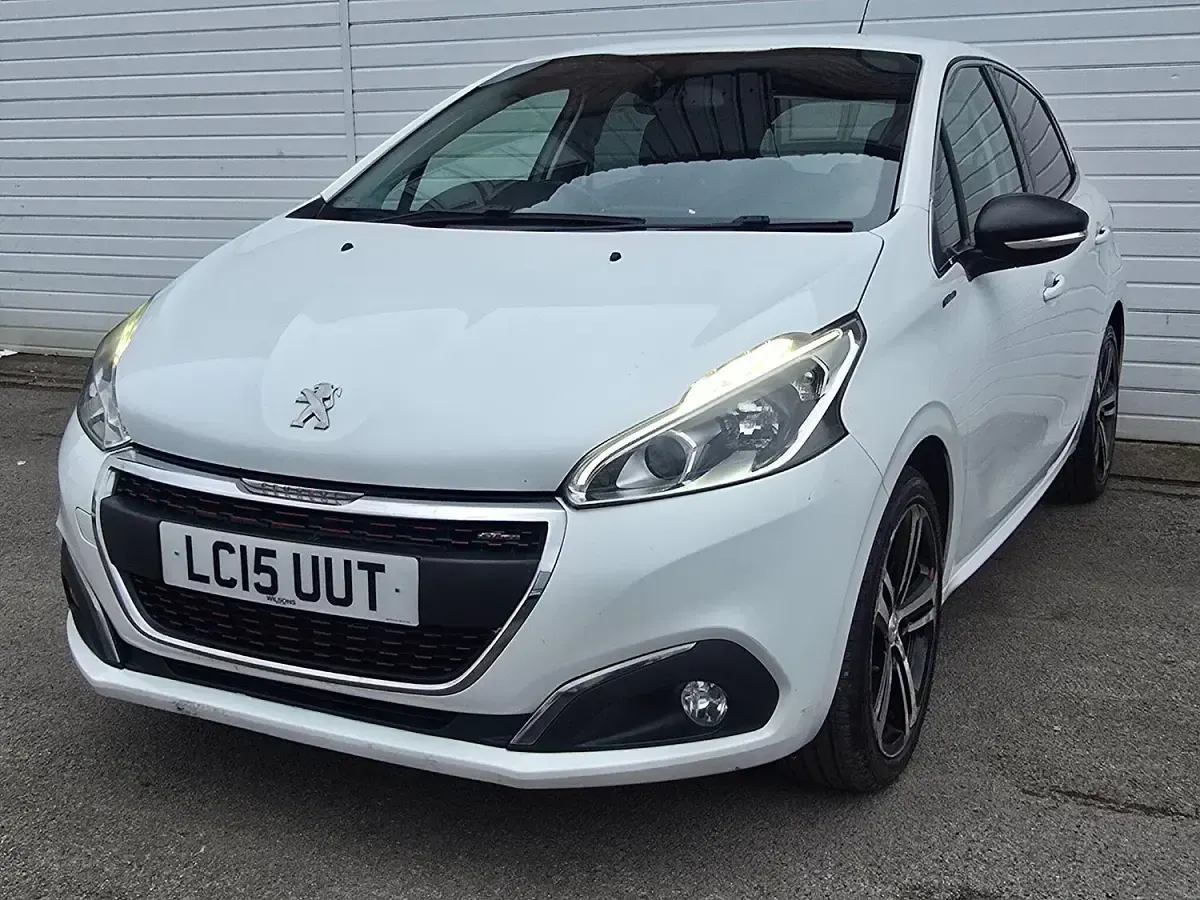 Used Peugeot 208 GT-line 110 HP (80 kW) 2015 White Hatchback