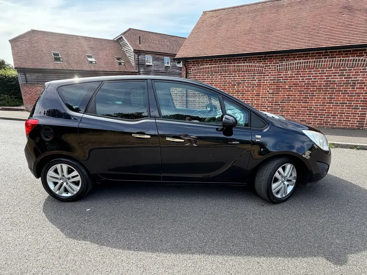 Used Vauxhall Meriva 130 HP (95 kW) 2011 Black MPV
