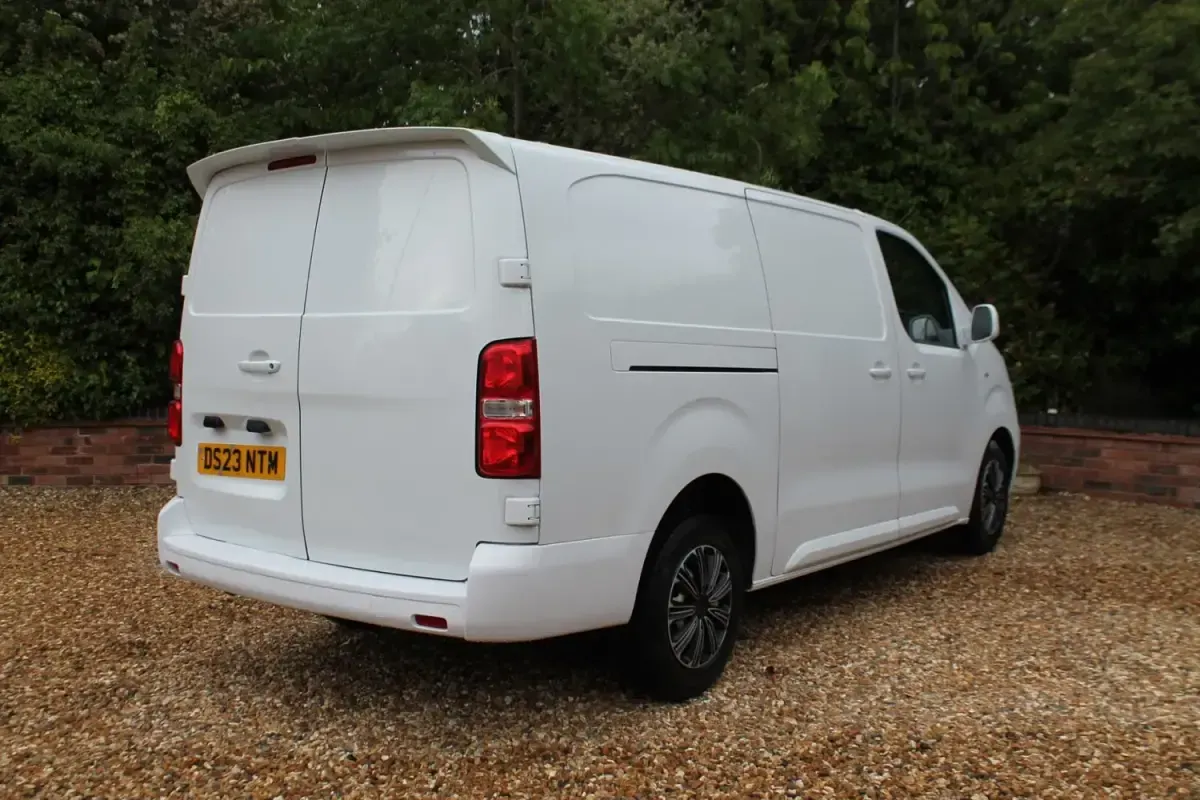 Używany Vauxhall Vivaro 100 KM (73 kW) 2023 Biały Minivan