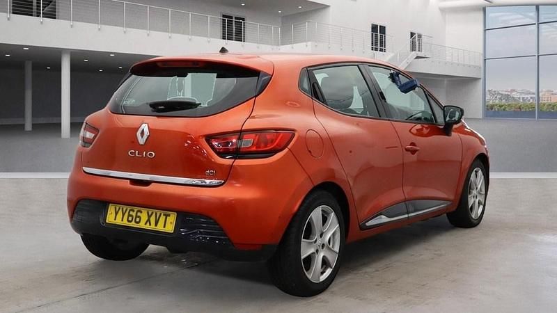 Used Renault Clio IV Dynamique 90 HP (66 kW) 2016 Red Hatchback