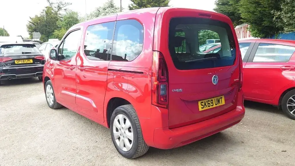 Second-hand Vauxhall Combo S 130 CP (95 kW) 2019 Roșu Monovolum