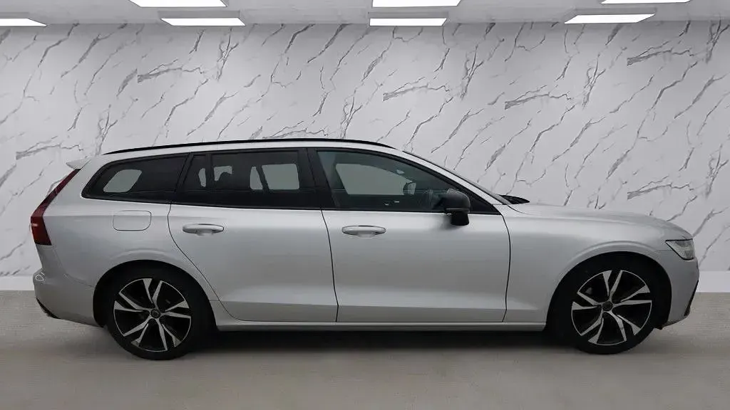 Begagnad Volvo V60 R-Design 190 HK (139 kW) 2020 Silver Kombi
